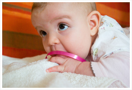 Achetez lui des jouets à cette petite... obligée de jouer avec un ruban...